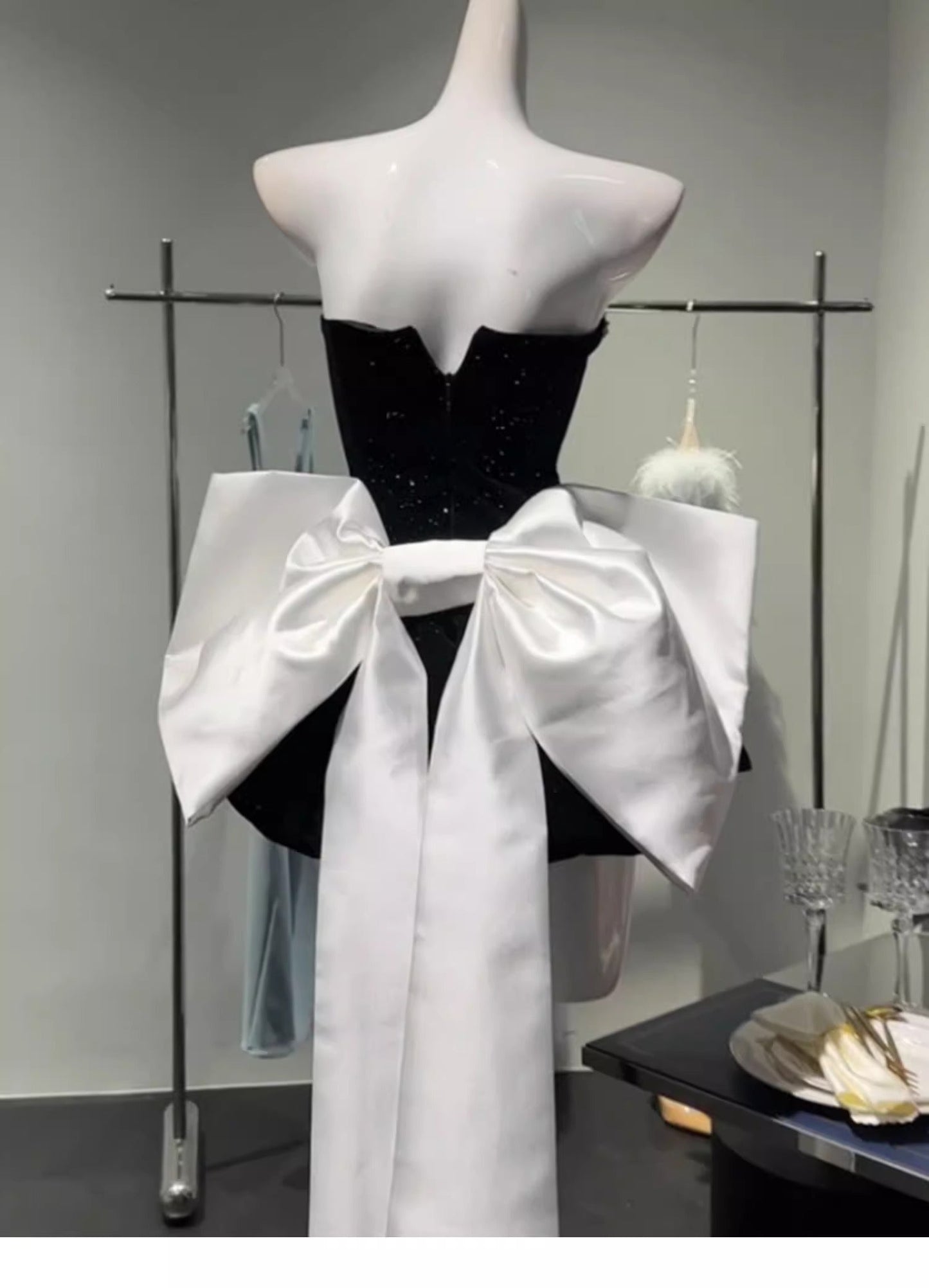 Lindo vestido corto de terciopelo negro con escote en forma de A y escote en forma de corazón para fiesta de 8.º grado, vestido de fiesta Hoco para secundaria, vestido para cumpleaños número 18, atuendos Hoco DH1800