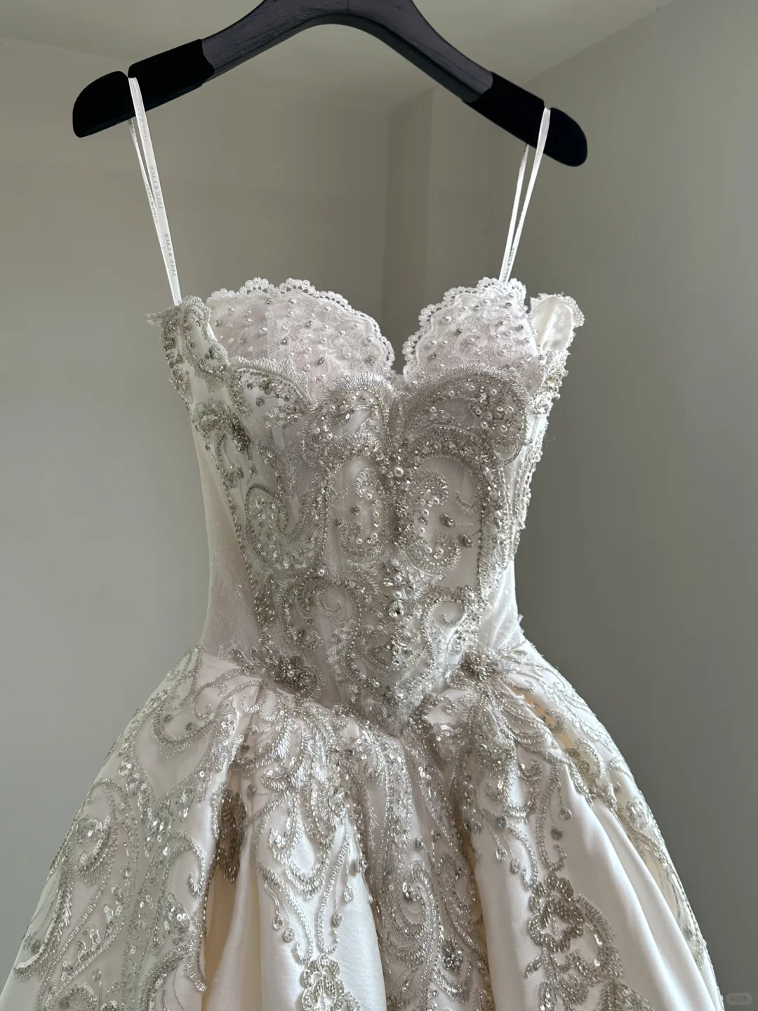 Vestido de novia etéreo, corte corazón, satén blanco, sin mangas, largo, DH2050