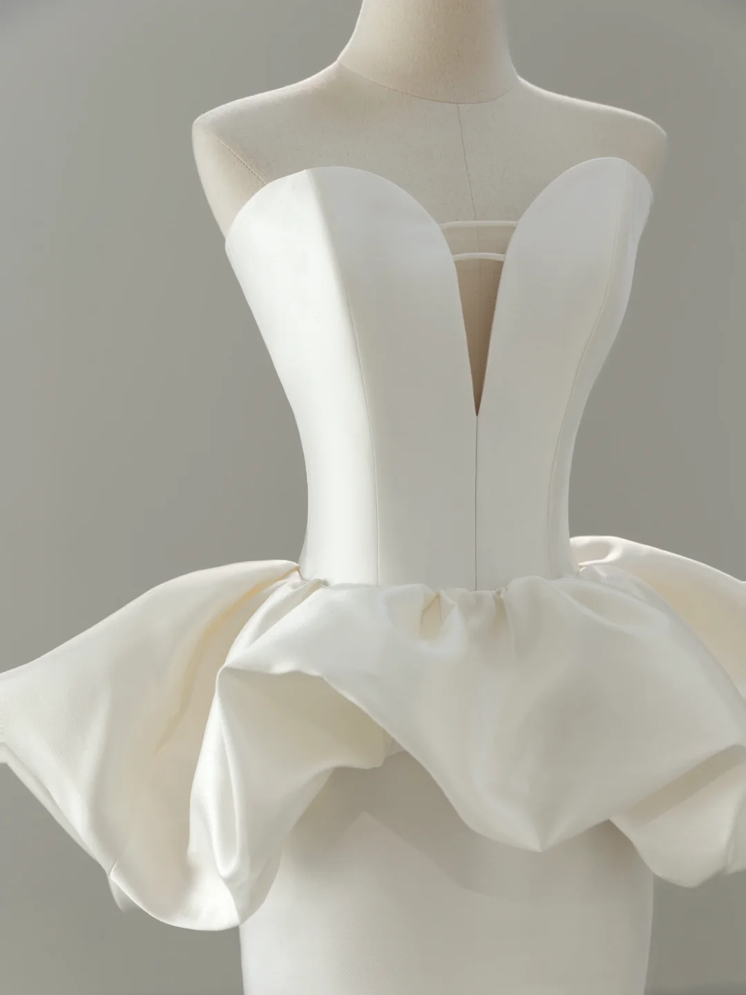 Vestido de novia único de corte sirena, escote corazón, satén blanco, sin mangas, largo, DH2053