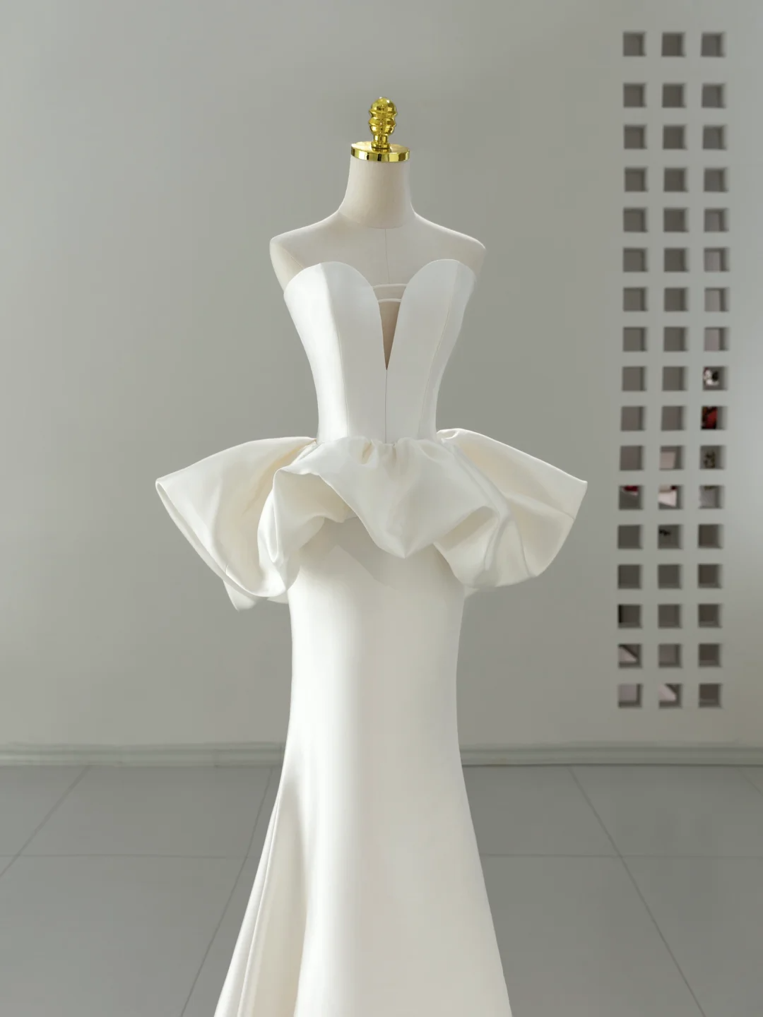 Vestido de novia único de corte sirena, escote corazón, satén blanco, sin mangas, largo, DH2053