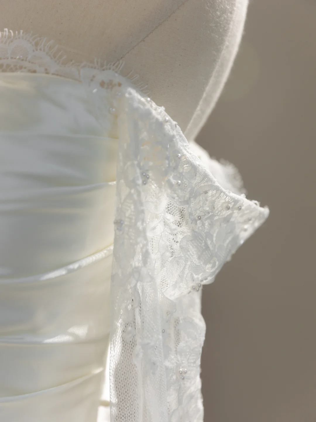 Vestido de novia único de corte sirena con hombros descubiertos y encaje, mangas largas, DH2061