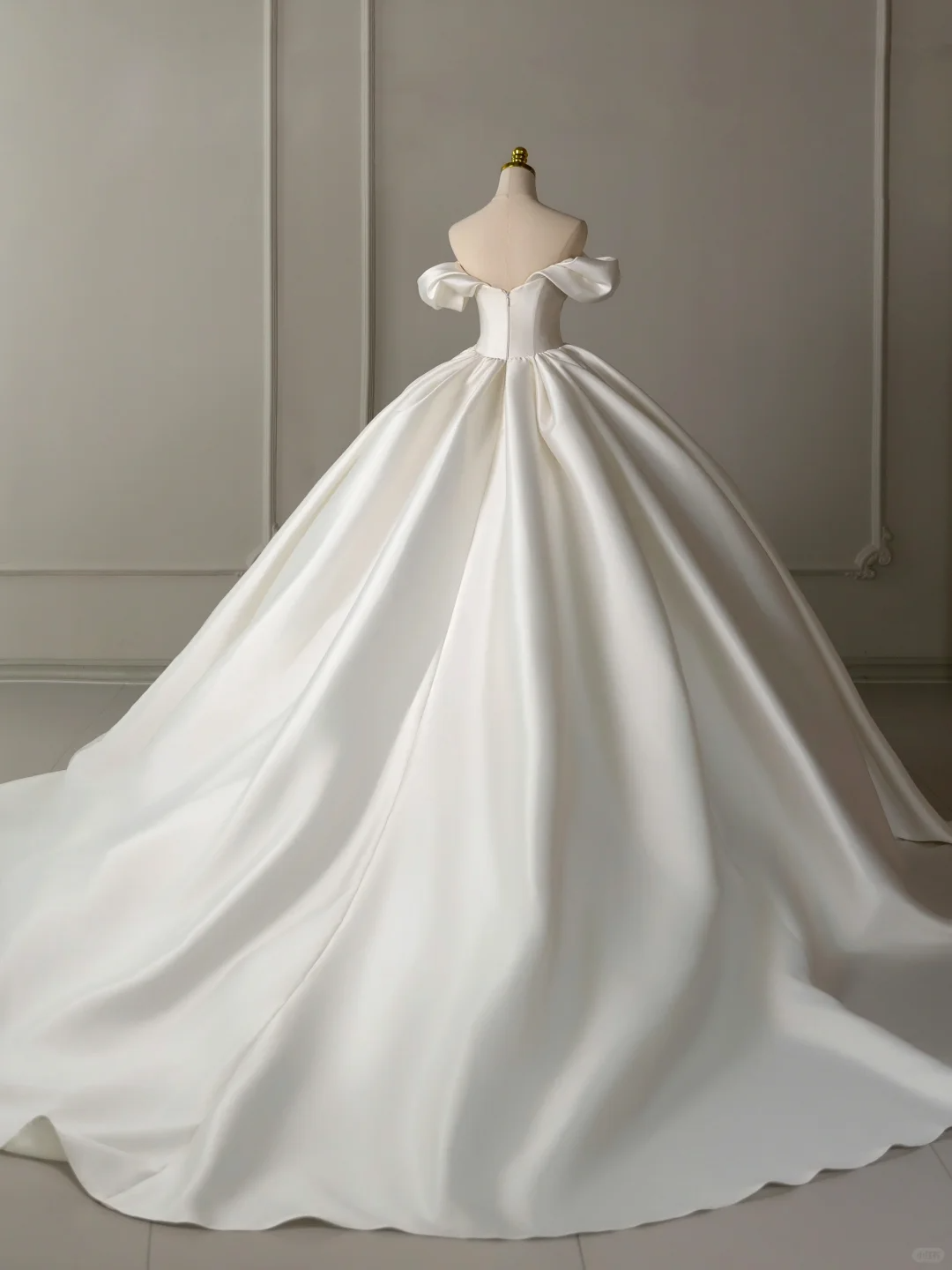 Elegante vestido de novia de satén con hombros descubiertos y mangas cortas DH2074