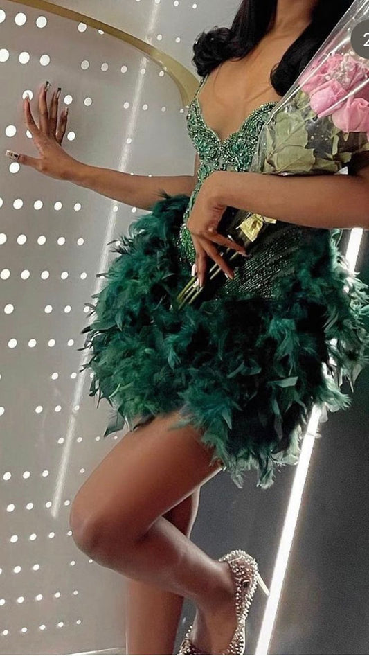 Vestido corto ajustado verde oscuro con escote en V y plumas para fiesta de bienvenida, cóctel o graduación, DH2165