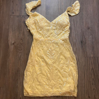 Hermosos vestidos de fiesta formales de lentejuelas amarillas con escote en V y corte A, vestidos cortos para el 21.º cumpleaños, vestidos de graduación, mini vestidos de cóctel DH2270