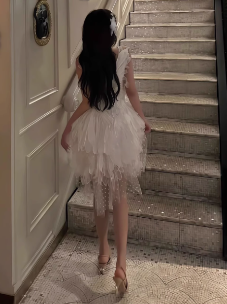 Hermosos vestidos de fiesta blancos cortos de encaje con escote en V y corte A para graduación, vestidos de cóctel cortos para estudiantes de secundaria, vestidos de graduación para 21 años, DH2310