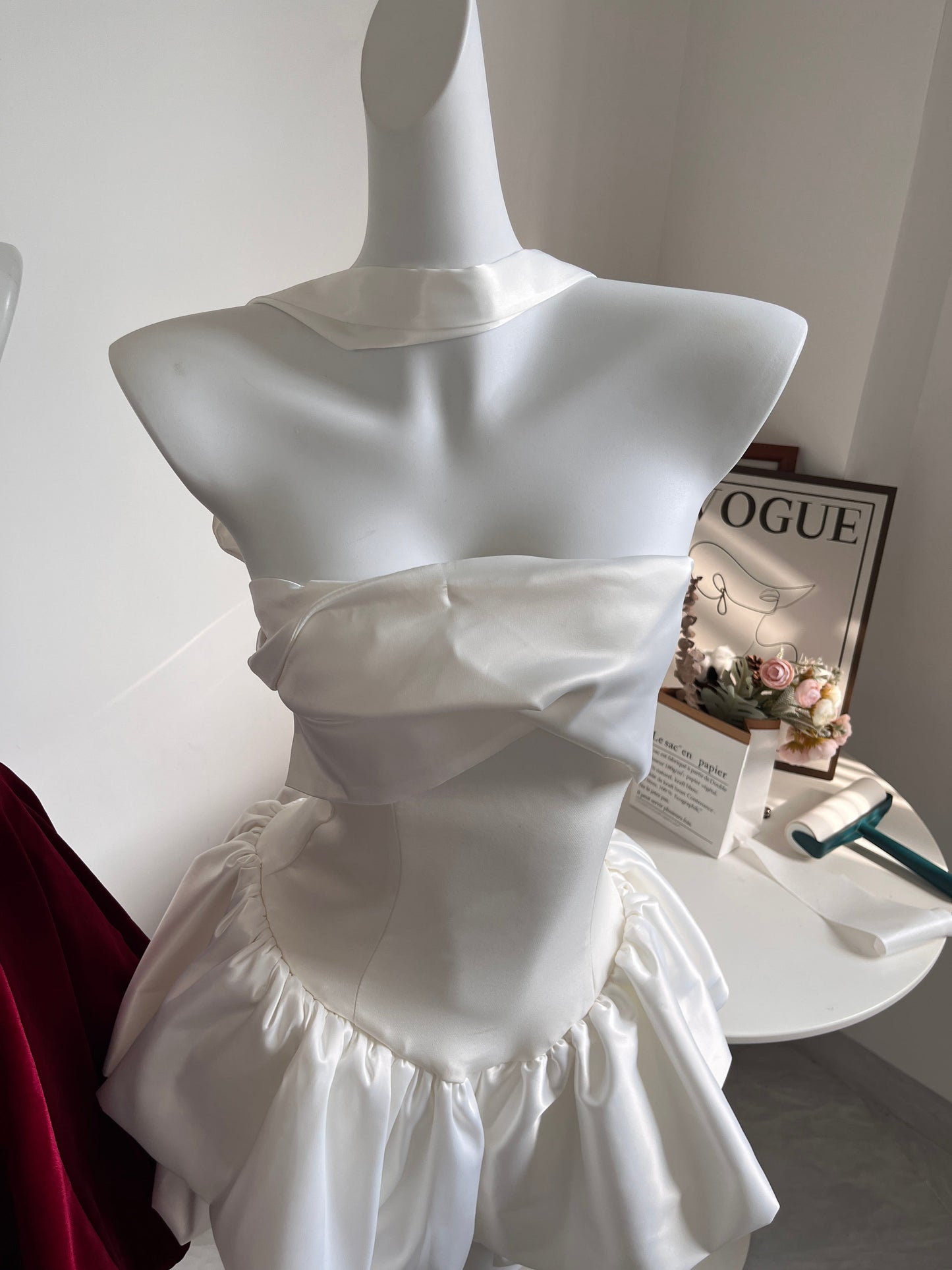 Hermosos vestidos de fiesta de satén blanco sin tirantes, corte A, para el regreso a casa, para el 21.º cumpleaños, de graduación, cortos, minivestidos de cóctel de noche DH2480