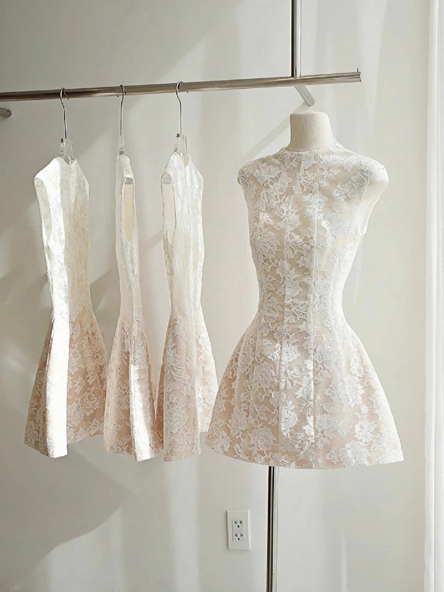 Vestido corto blanco de encaje con escote en A, sencillo, minivestido formal para octavo grado, vestido de cóctel para secundaria, Hoco Outfits DH2634