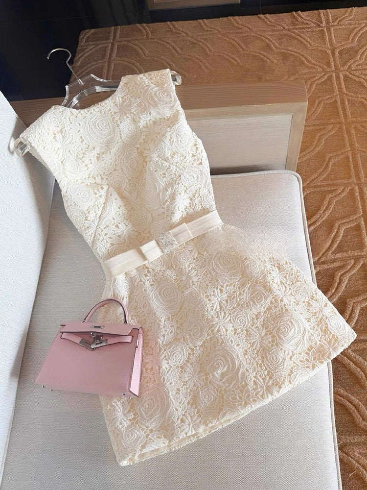 Elegante vestido blanco mini de encaje con escote redondo para fiesta de 8.º grado, vestido de cóctel para secundaria, Hoco Outfits DH2637