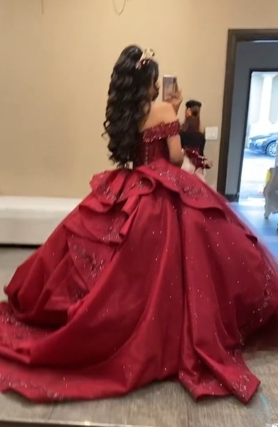 Vestido de quinceañera largo con apliques burdeos, tul, hombros descubiertos, brillo y formal, DH2694