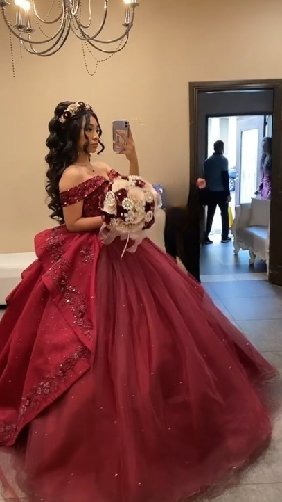 Vestido de quinceañera largo con apliques burdeos, tul, hombros descubiertos, brillo y formal, DH2694