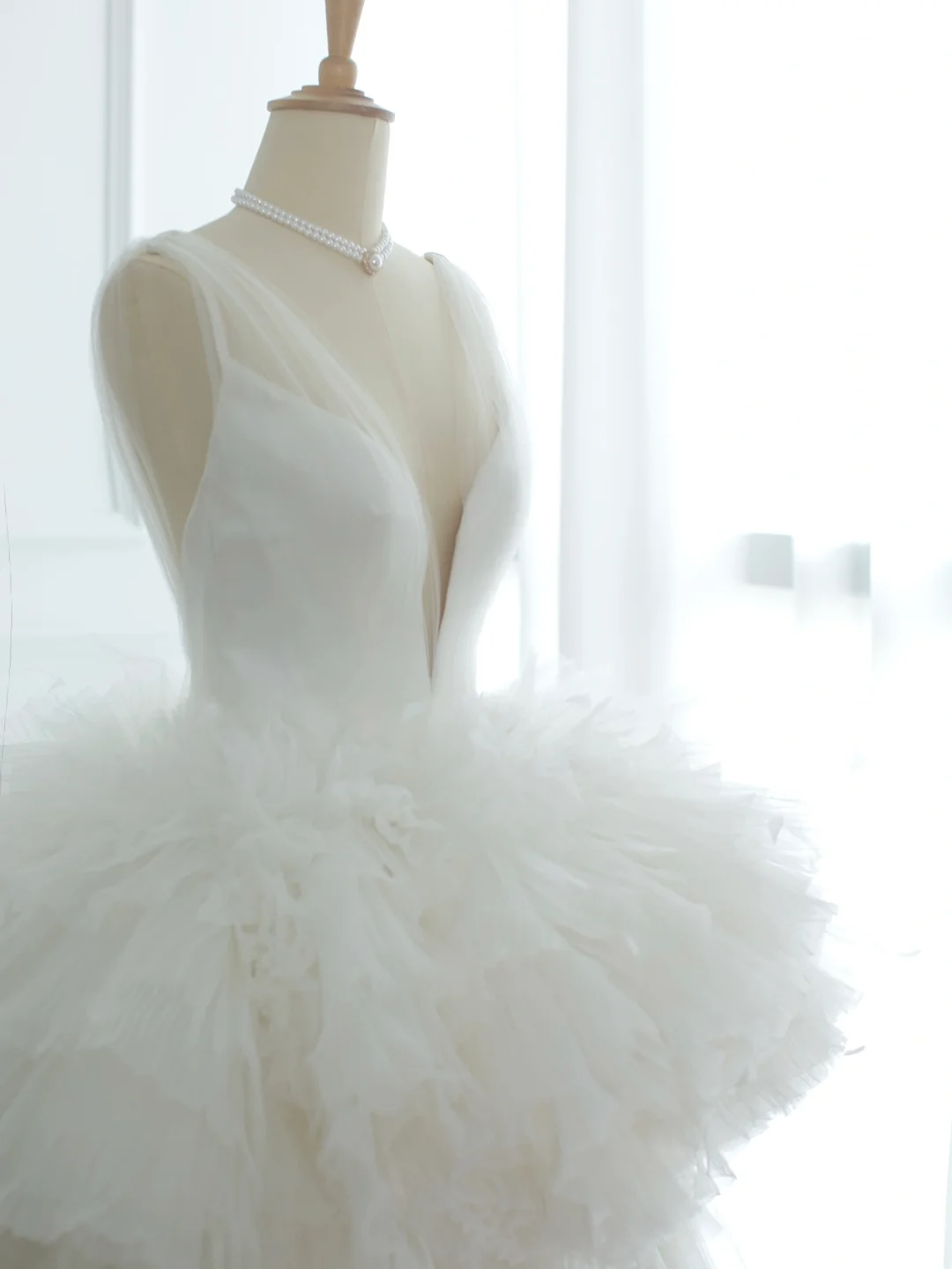 Elegante vestido de novia largo de verano con escote en V y tul blanco DH367