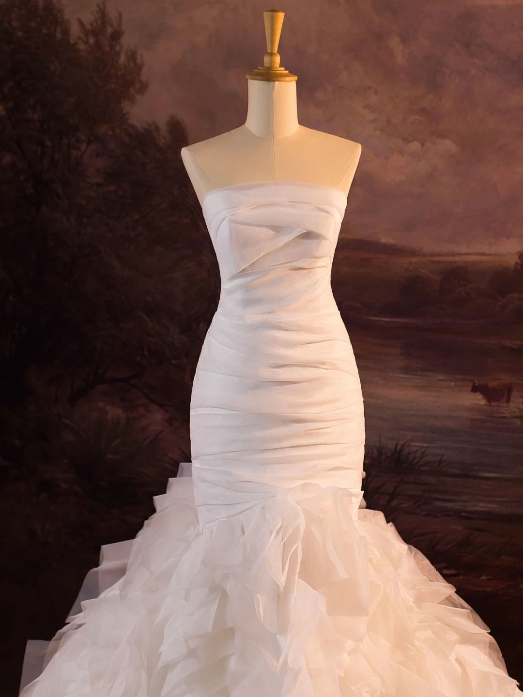 Hermoso vestido de novia largo de tul blanco con volantes y capas de sirena sin tirantes DH406