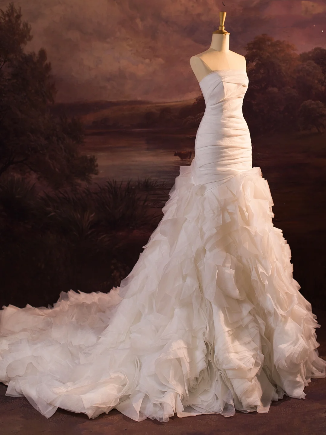 Hermoso vestido de novia largo de tul blanco con volantes y capas de sirena sin tirantes DH406