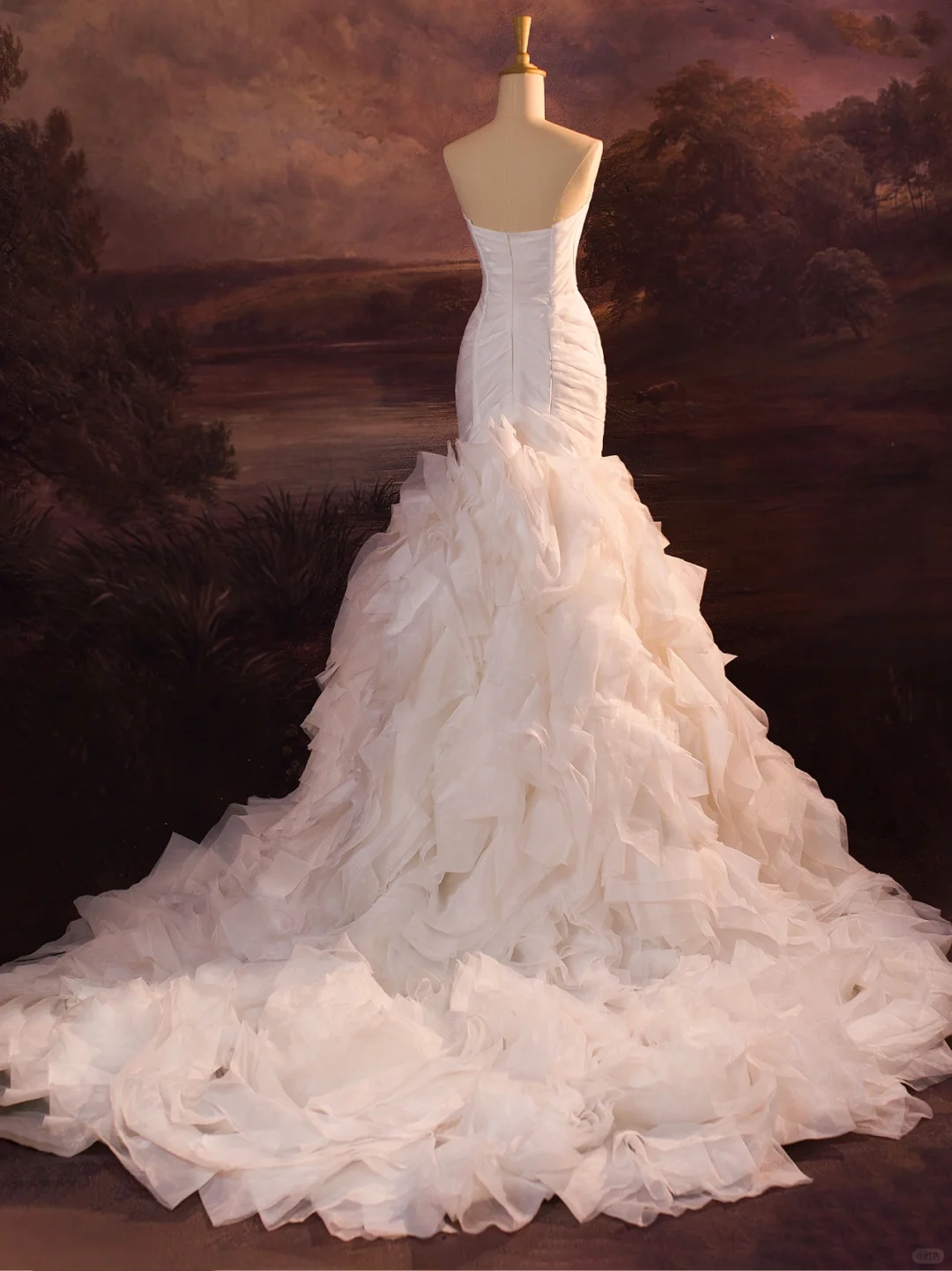 Hermoso vestido de novia largo de tul blanco con volantes y capas de sirena sin tirantes DH406