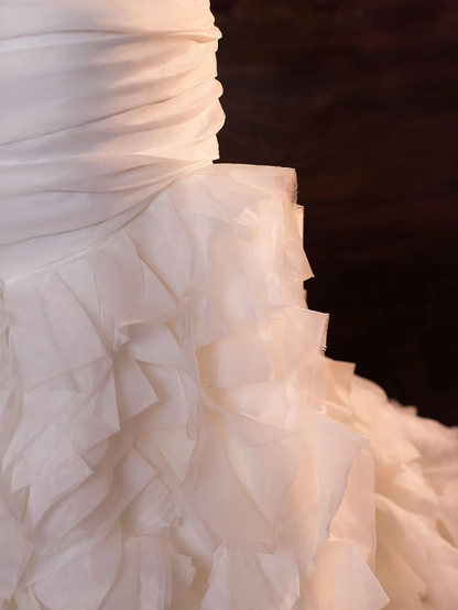 Hermoso vestido de novia largo de tul blanco con volantes y capas de sirena sin tirantes DH406