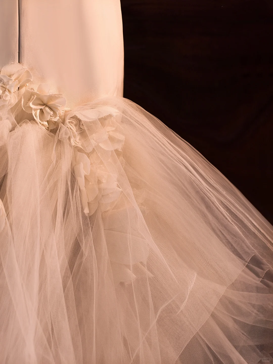 Hermoso vestido de novia largo de tul blanco con volantes y capas de sirena sin tirantes DH409