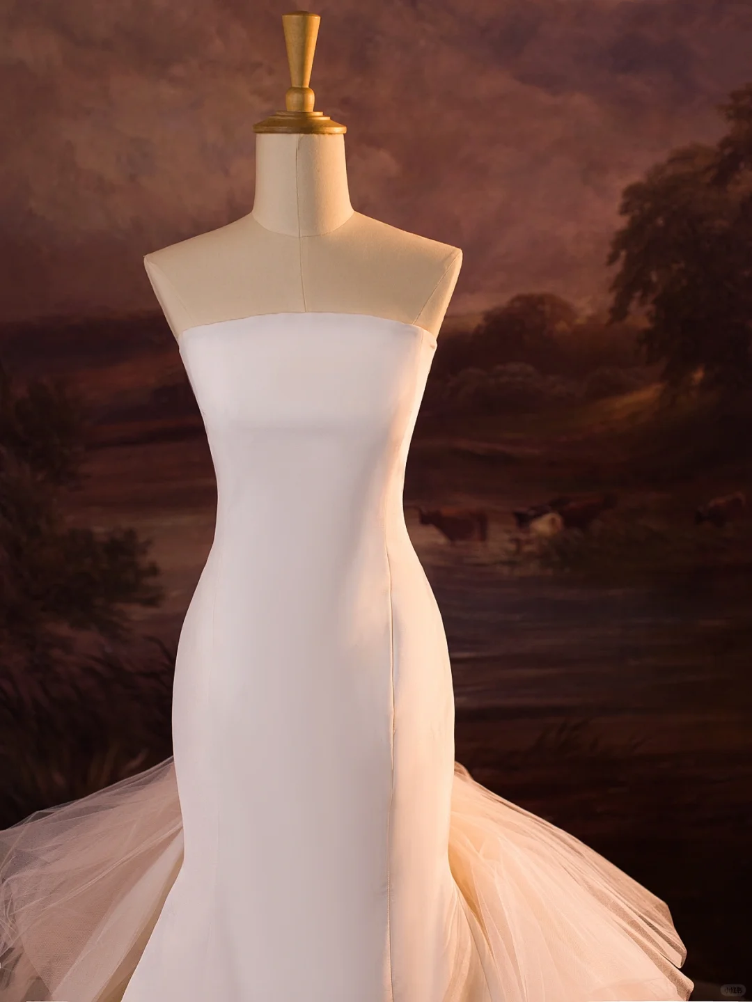 Hermoso vestido de novia largo de tul blanco con volantes y capas de sirena sin tirantes DH409