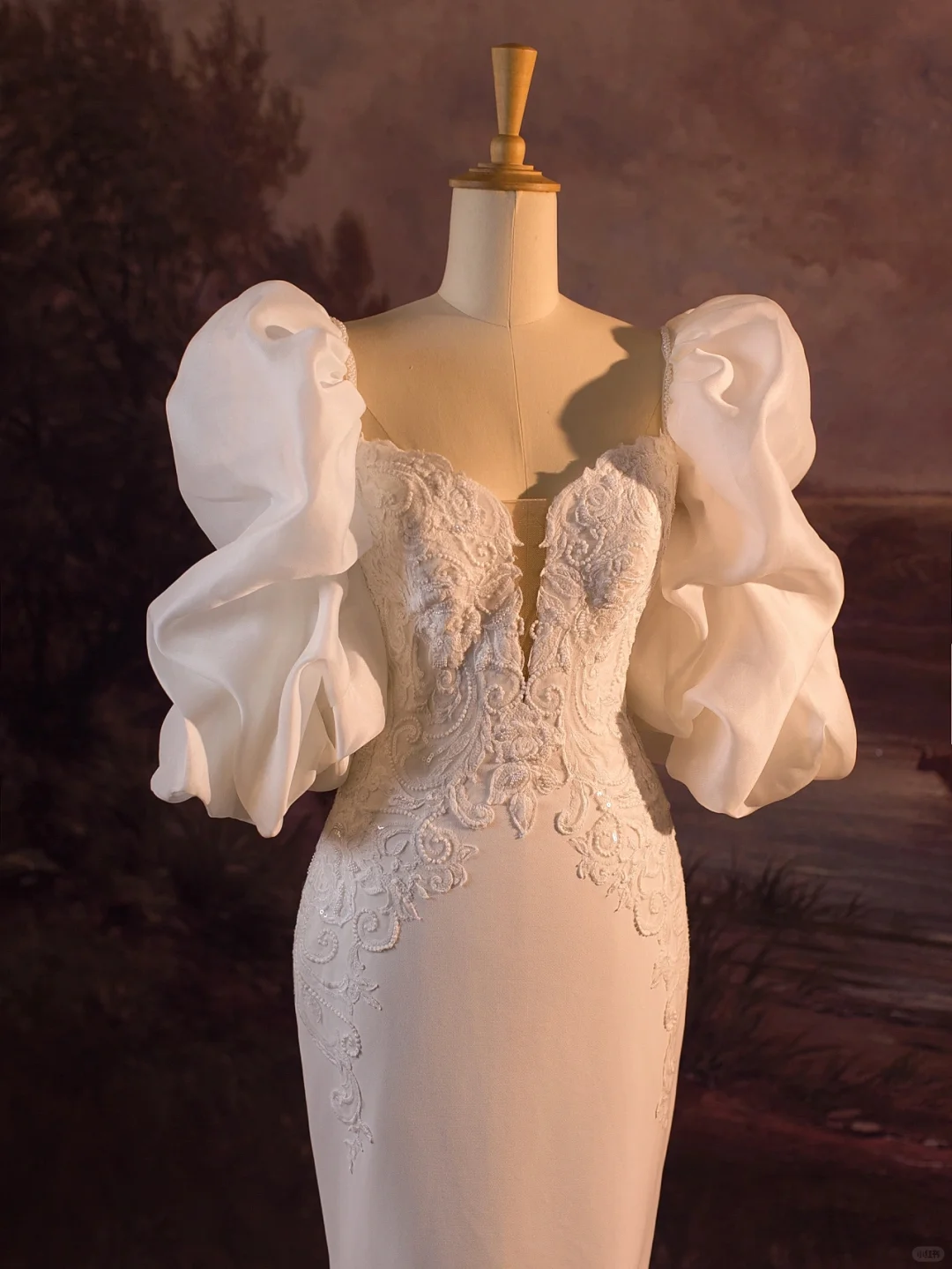 Hermoso vestido de novia largo de satén blanco con encaje y tirantes finos de sirena DH411
