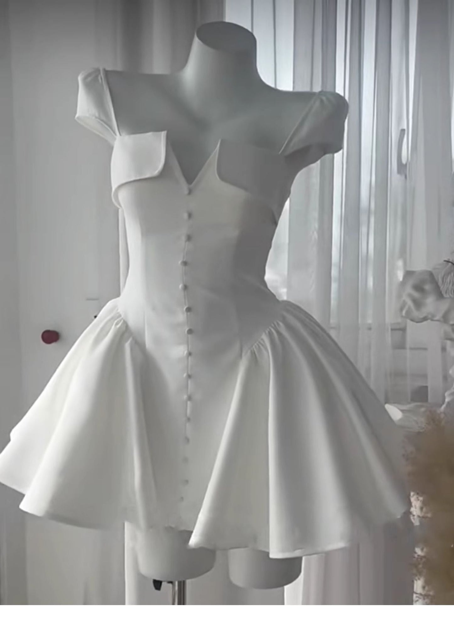 Hermosos vestidos de fiesta de verano de satén blanco, cortos, sin tirantes, de corte A para octavo grado, para escuela secundaria, DH420