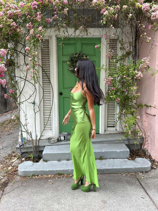 Elegante vestido de fiesta largo de satén verde con tirantes finos y corte sirena, ideal para celebrar cumpleaños número 20 y cumpleaños número 18, DH476