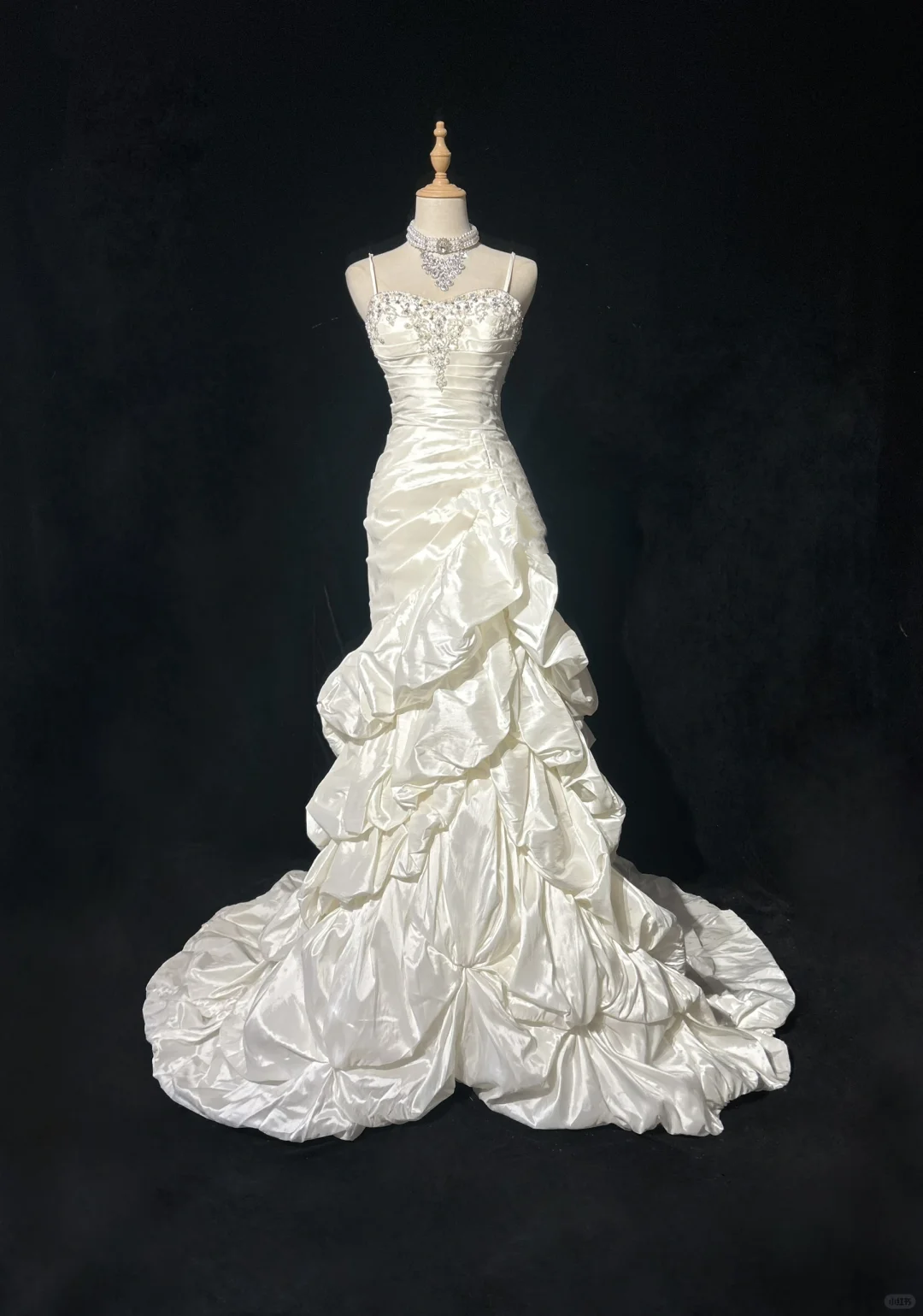Vestido de novia vintage de los años 50 y 40, corte sirena, tirantes finos, capas, volantes, satén blanco, largo, DH523