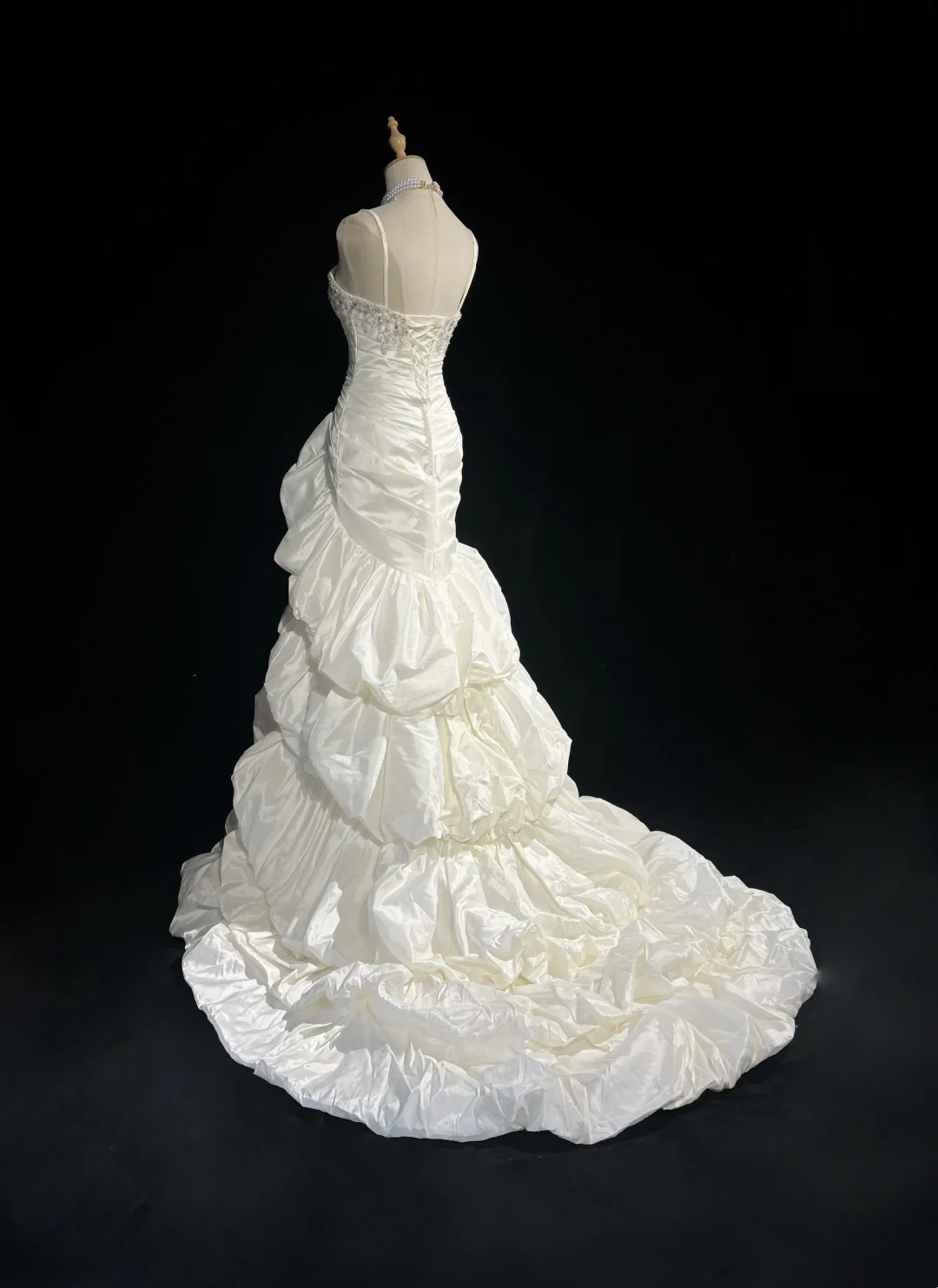 Vestido de novia vintage de los años 50 y 40, corte sirena, tirantes finos, capas, volantes, satén blanco, largo, DH523