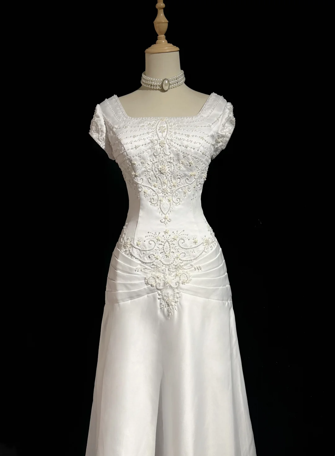 Vestido de novia clásico, corte A, escote cuadrado, mangas cortas, satén blanco, estilo minimalista, DH648