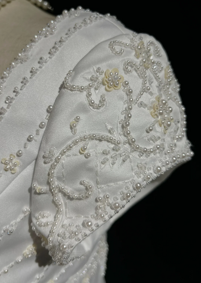 Vestido de novia clásico, corte A, escote cuadrado, mangas cortas, satén blanco, estilo minimalista, DH648