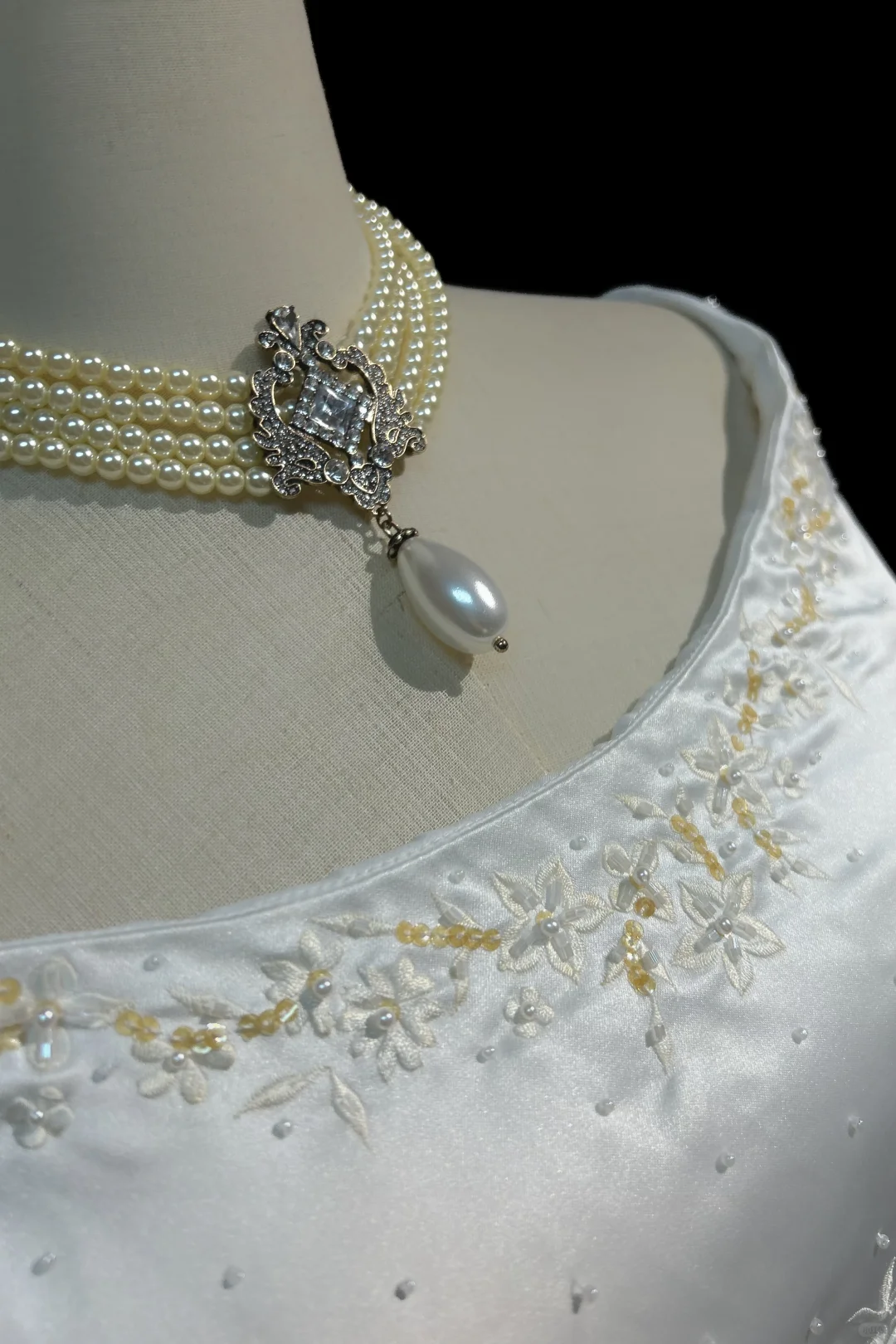 Vestido de novia clásico, corte A, escote joya, satén, largo, blanco, elegante, DH649