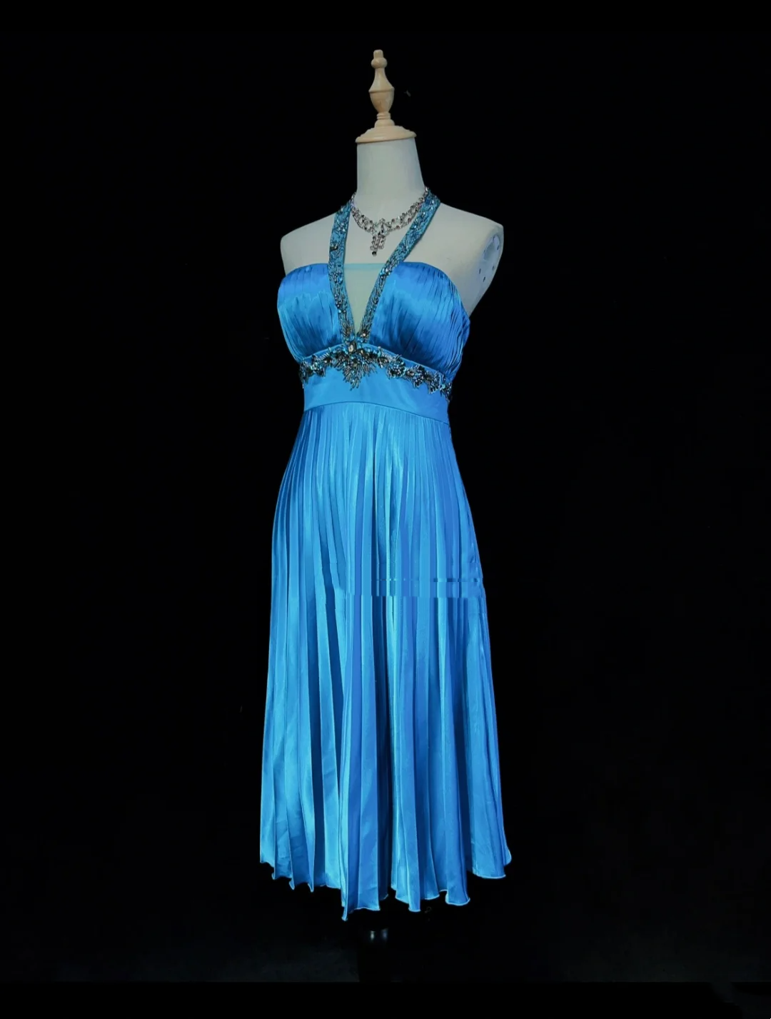 Hermosos vestidos de fiesta de verano para octavo grado, corte A, halter, azul real, largo hasta la rodilla, estilo hoco, para escuela secundaria, DH673