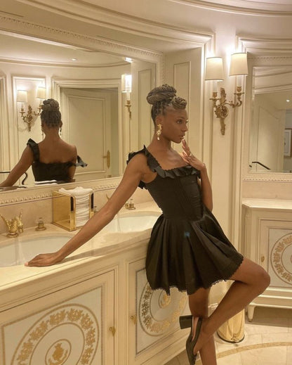 Vestido negro corto de satén con escote cuadrado y corte en A para fiesta de 8.º grado, vestido de verano para escuela secundaria, traje de fiesta DH708