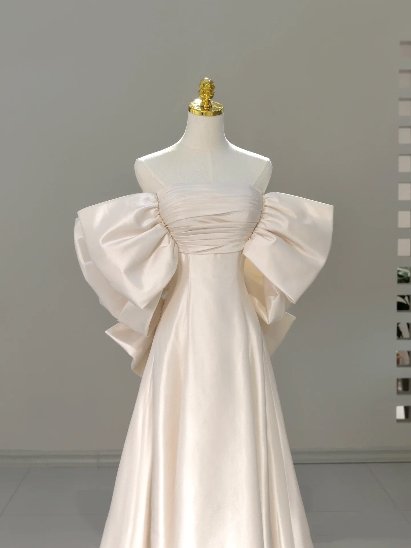 Vestido de novia clásico, corte A, hombros descubiertos, manga corta, satén blanco, estilo minimalista, DH752
