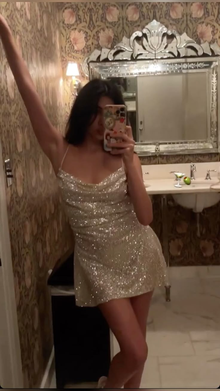 Pretty A line Halter Sleeveless Sequin White Short Mini Formal 8th Grade Homecoming Dresses Summer Middle School Hoco Dress Homecoming Outfits DH850