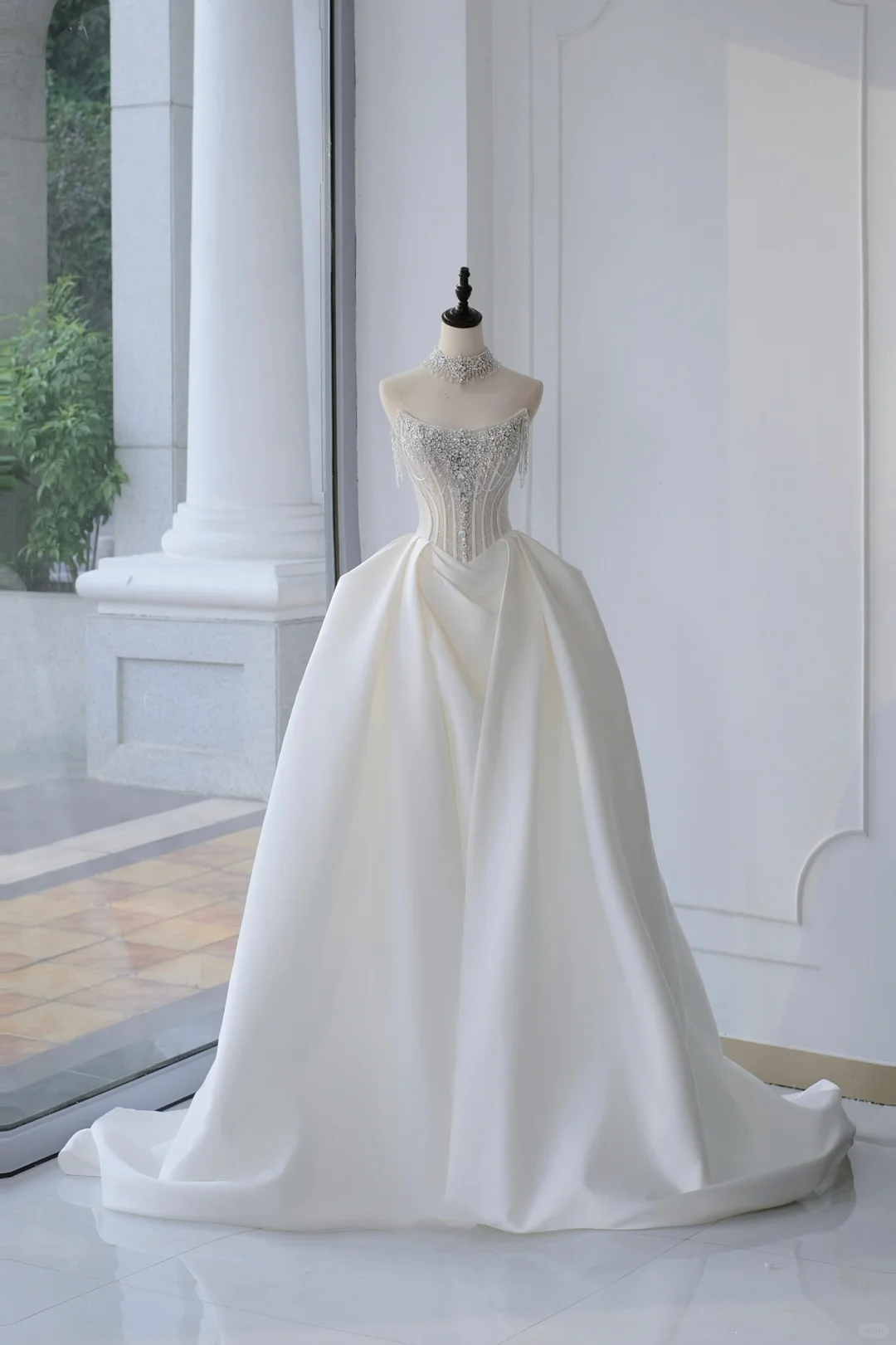 Timeless Bridal Gown Ball Gown Strapless Satin Silver Beads Sleeveless Long White Wedding Dresses Elegant Bridal Gowns DH888