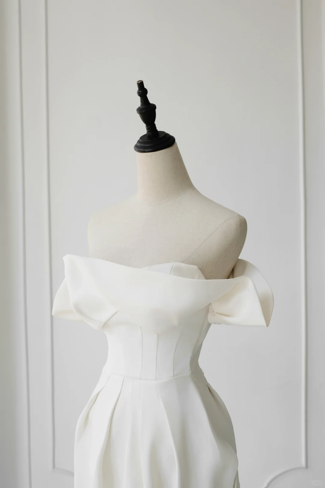 Vestido de novia atemporal, corte tubo, hombros descubiertos, satén, mangas cortas, elegante, DH891