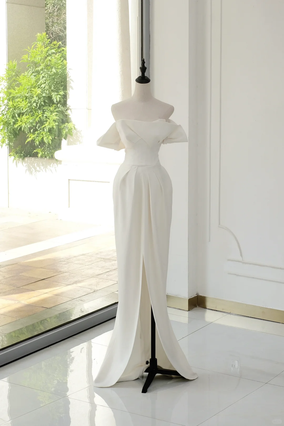 Vestido de novia atemporal, corte tubo, hombros descubiertos, satén, mangas cortas, elegante, DH891