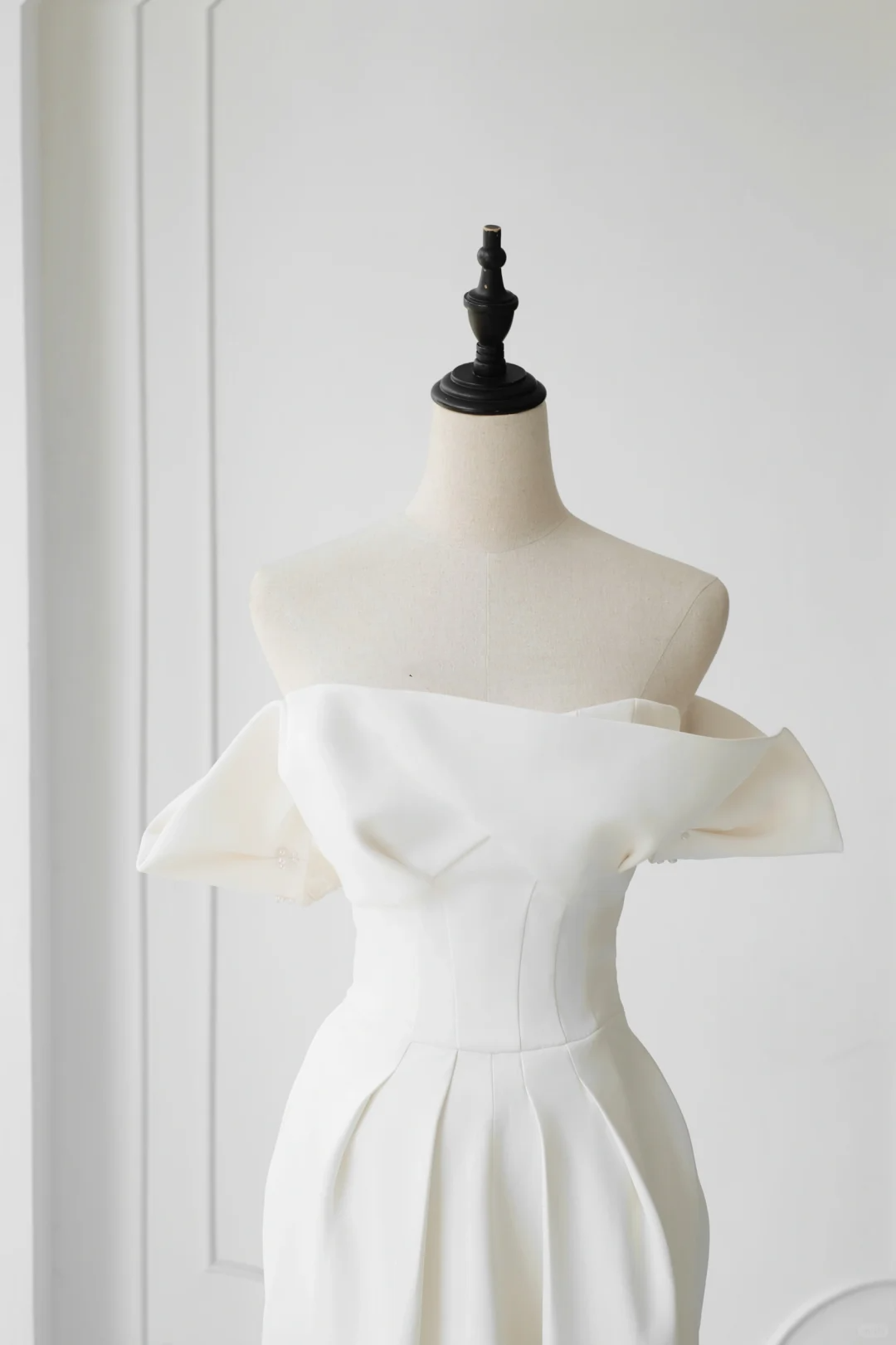 Vestido de novia atemporal, corte tubo, hombros descubiertos, satén, mangas cortas, elegante, DH891