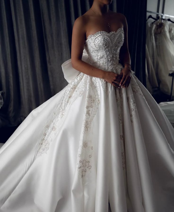 Princess Bridal Dress Ball Gown Strapless Sleeveless Satin White Appliques Wedding Dresses Pretty Bridal Gowns DH941