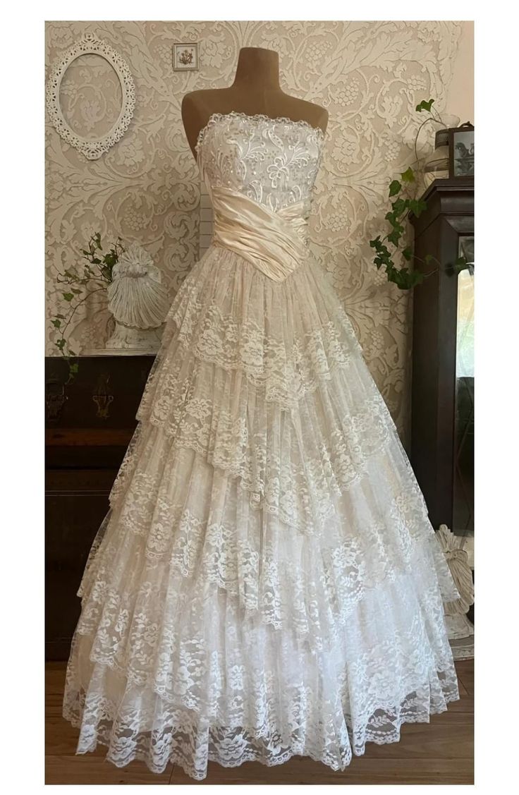 Princess Bridal Dress Ball Gown Strapless Sleeveless Lace White Appliques Wedding Dresses Pretty Bridal Gowns DH949