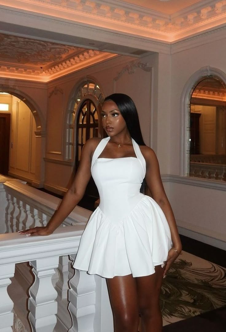 Vestido corto de satén blanco con cuello halter y corte en A, sexy, para cumpleaños de verano, minivestido de fiesta para 18 años, DP1041
