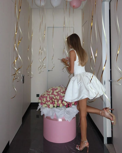 Vestido corto de satén blanco con escote cuadrado y corte en A para cumpleaños de verano, ideal para fiestas de 18 años (DP1109)