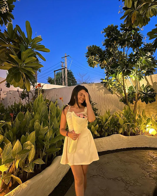 Vestido corto de satén blanco con tirantes finos y corte en A para cumpleaños de verano, ideal para fiestas de cumpleaños número 21 (DP1149)