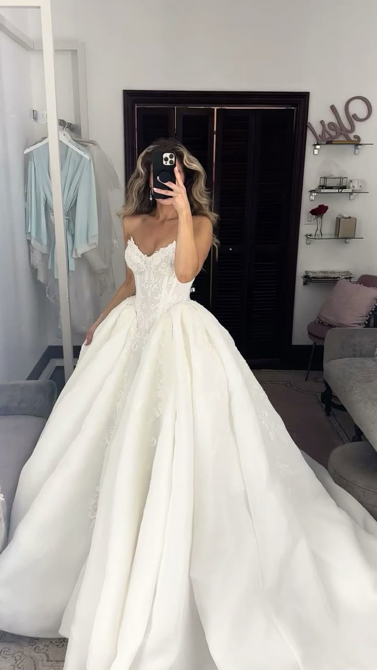Romantic Bridal Gown Ball Gown Sweetheart Satin White Lace Wedding Dresses Minimalist Bridal Gowns DP1200