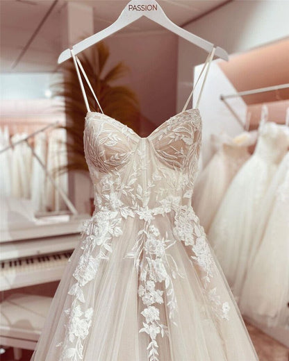 Vestido de novia clásico, corte A, tirantes finos, encaje, blanco, minimalista, DP1333