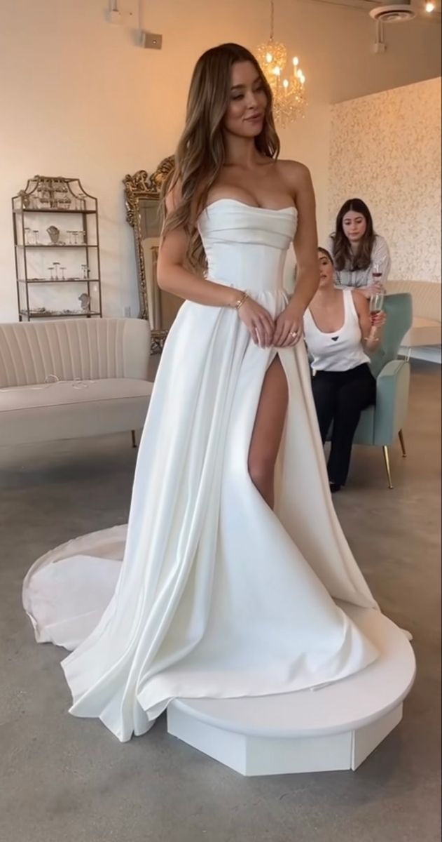 Vestido de novia clásico, corte en A, escote corazón, satén, abertura, blanco, minimalista, DP1347