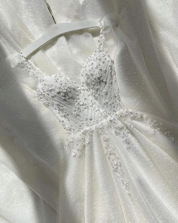 Vestido de novia clásico con tirantes finos y encaje blanco, estilo minimalista, DP1350