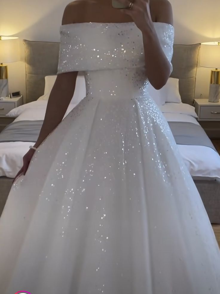 Vestido de novia sencillo con hombros descubiertos y lentejuelas blancas DP1357