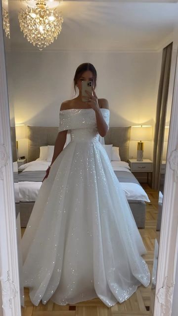 Vestido de novia sencillo con hombros descubiertos y lentejuelas blancas DP1357