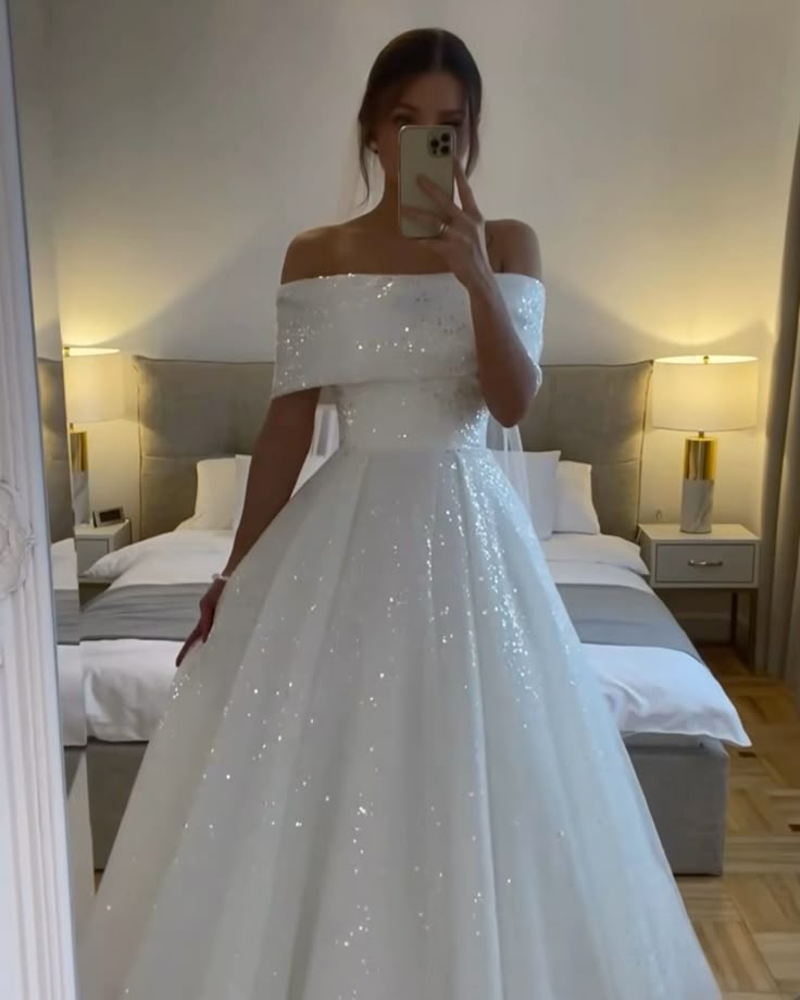 Vestido de novia sencillo con hombros descubiertos y lentejuelas blancas DP1357