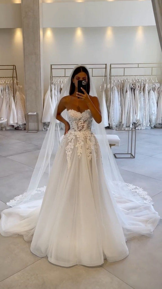 Vestido de novia clásico, corte A, escote corazón, encaje, blanco, minimalista, DP1375